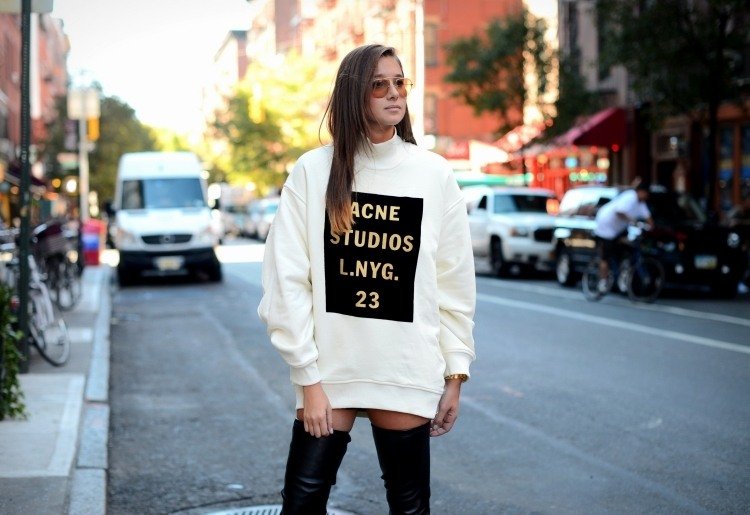 Mikina 80s-fashion-large-white-font-gold-black-overknee boots