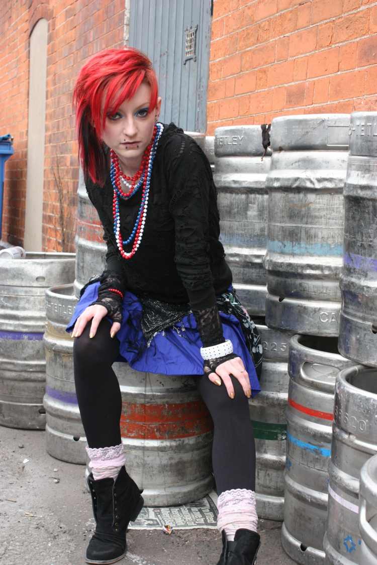 Módna sukňa-legíny-červené-vlasy-čierne-top-potrhané