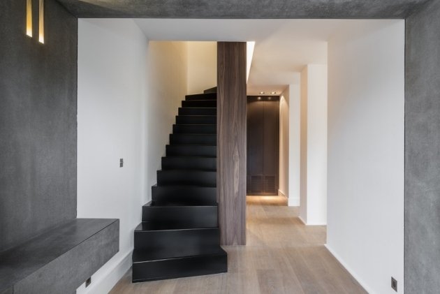 monochromatické-farebné-schodisko-chodba-nápady-jednoduchý-dizajn