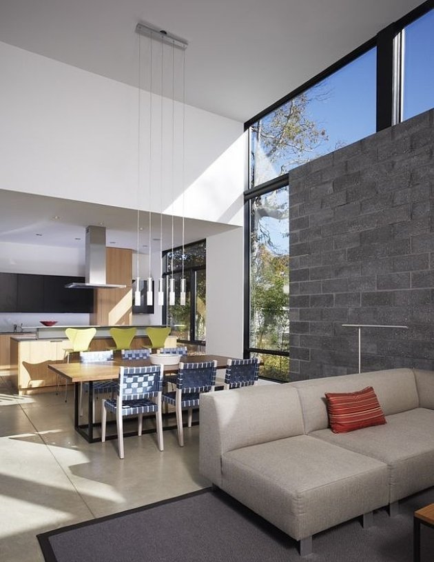 interiérový dizajn-stena-biela-natretá-tehlový efekt-sivá-obývačka