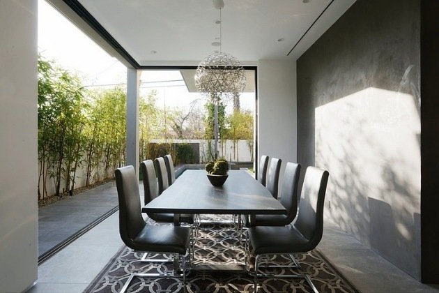 stoličky-nábytok-steny-svetlé-monochromatické-útulné-koberce-kožené-stoličky