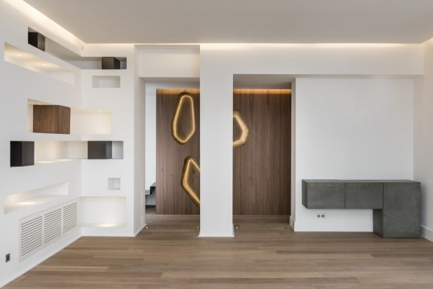 vstavané police-obývacia izba-stena-so-svetlým-predstaveným-obývacím-nápadom-zariadenie