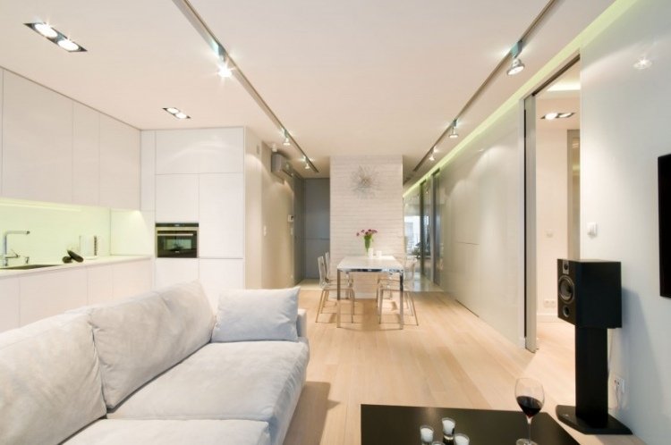 nepriame-LED-stropné-osvetlenie-obývačka-kuchyňa-jedálenský kút-biela-svetlo šedá