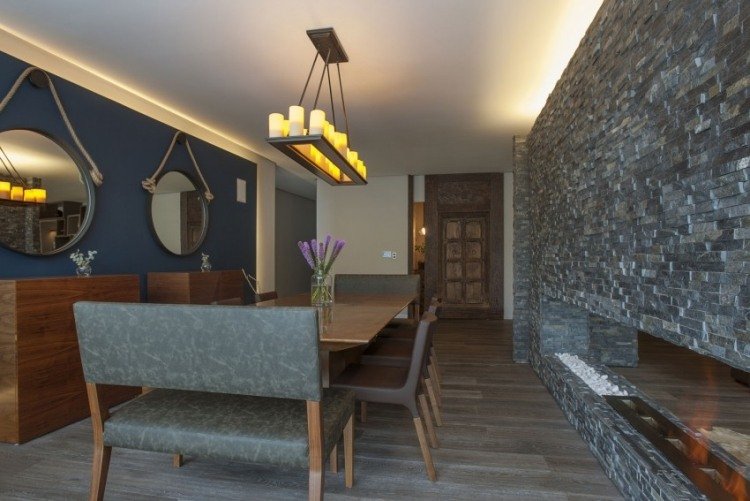 nepriame-LED-stropné-osvetlenie-obývacia izba-plyn-krb-bridlicové tehly