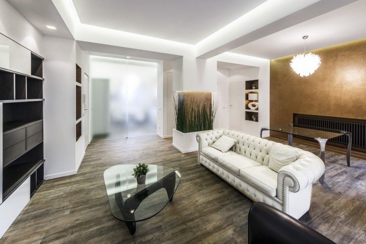 nepriame-LED-stropné osvetlenie-obývacia izba-akcent na stenu-štruktúra-farba