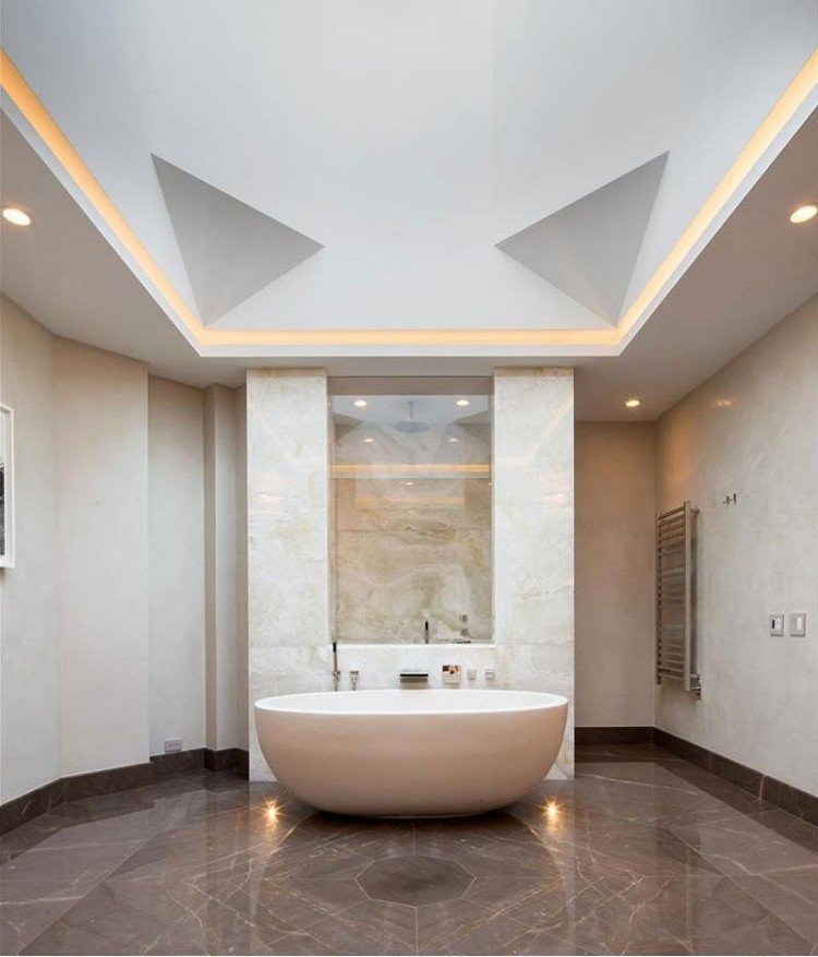 nepriame-LED-stropné osvetlenie-kúpeľňa-obklady-mramor-vzhľad