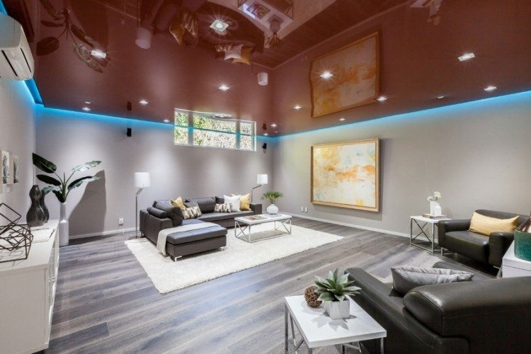 nepriame-LED-stropné osvetlenie-modré-svetlo-červené-strečový strop