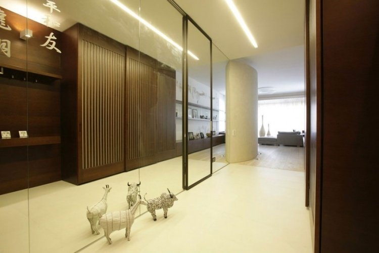 nepriame-LED-stropné osvetlenie-predsieň-vstavaná-skriňa-zrkadlové-dvere