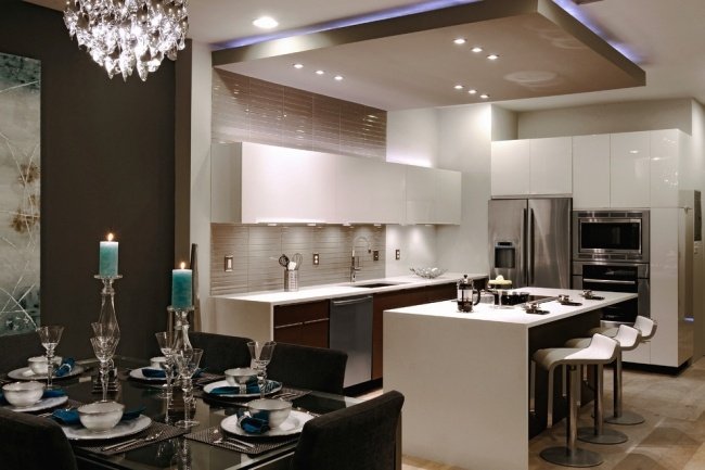 nepriame led stropné osvetlenie kuchyňa modrá svetlo biela vysoký lesk béžová