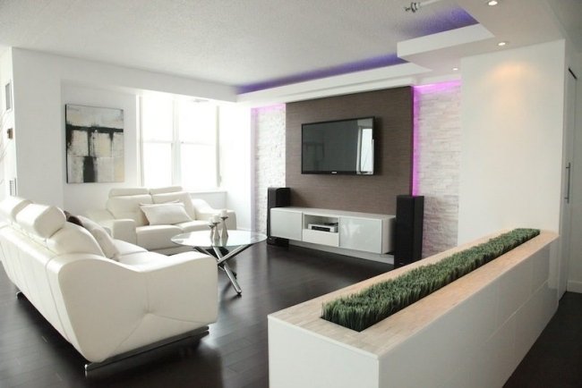 stropné osvetlenie obývačky fialová tv kožená sedačka