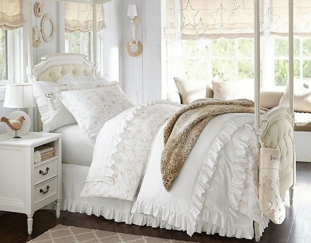 Dolu pohodlná biela posteľ s baldachýnom-nábytok v klasickom štýle-dievčenská izba