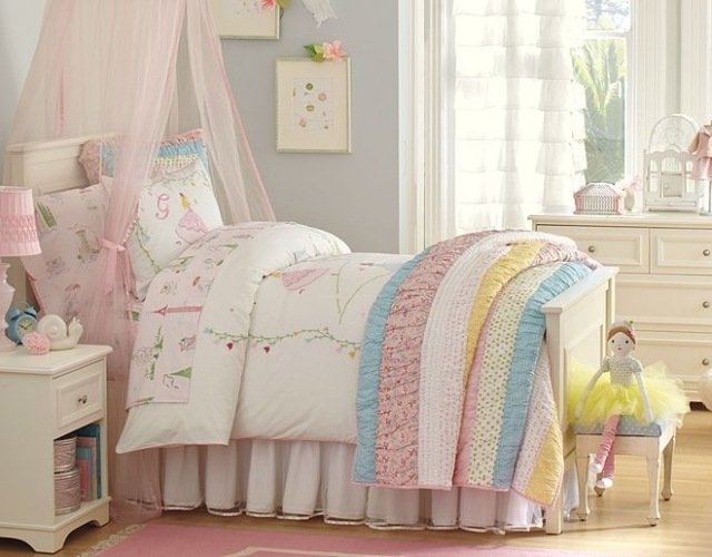 jemné farby-zariadenie detskej izby-nápady-perina-štyri-plagáty-dievča