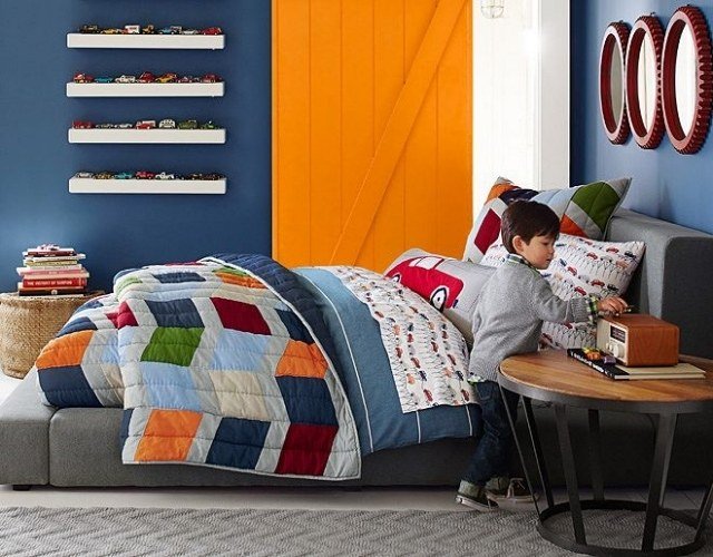 priateľská-dizajn-steny-doplnkové-farby-modro-oranžová-detská izba