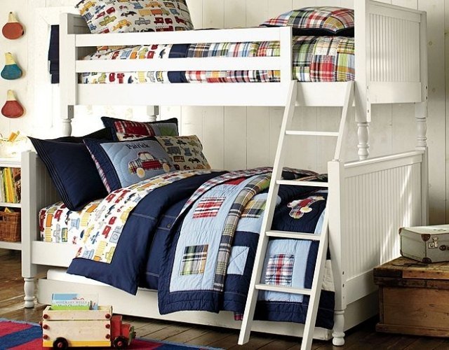 súrodenecká izba-patchwork-strop-milujúce detaily-poschodová posteľ-biela-stena-obloženie