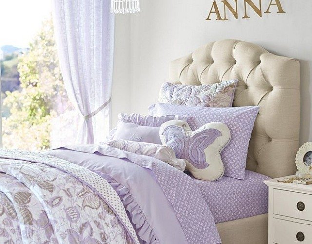 detský nábytok-čalúnená posteľ-béžové-farby-čelo postele-mäkké-textílie-jemné-vzory