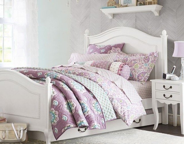 zariadenie detskej izby-nápady-posteľ-textil-biela-posteľ-nočný stolík-zakrivené-nohy