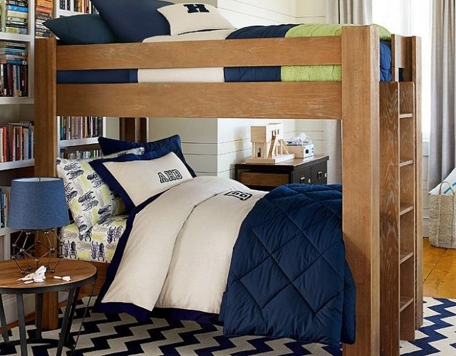 zariadenie detskej izby-nápady-loftová posteľ-masív-tmavomodré-prehozy
