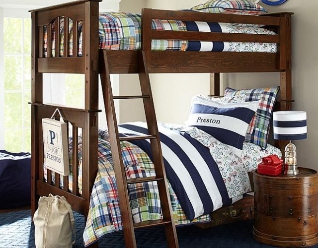 zariadenie detskej izby-nápady-štýl-posteľ z masívu-s-rebríkom-šejkerom