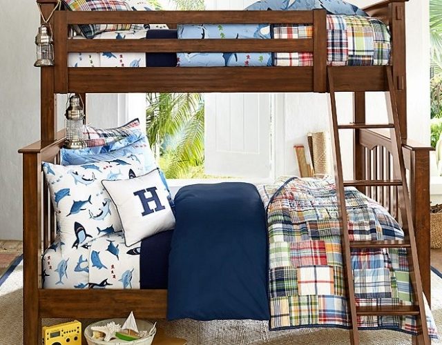 zariadenie detskej izby-nápady-moderné-patchwork-periny-poschodové postele-chlapci