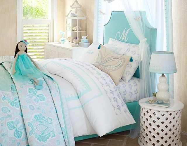 zariadenie detskej izby-nápady-pastelové farby-tyrkysovo-pletené-biele-nočný stolík