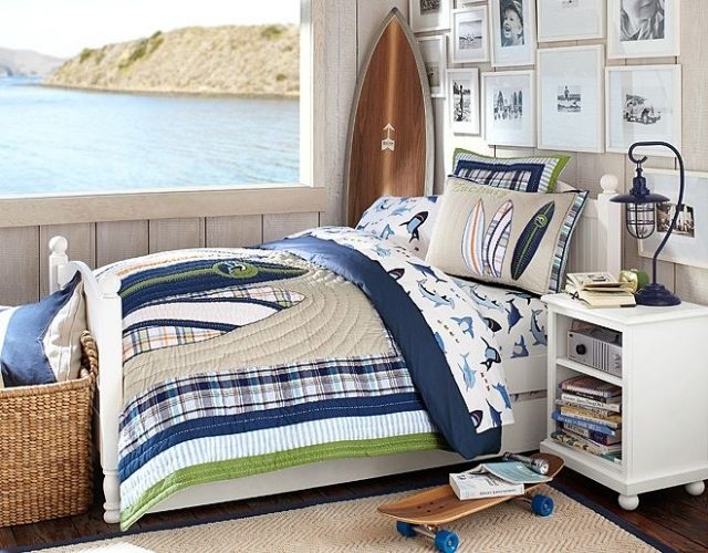 detská izba-chlapci-nápady-biela-posteľ-nočný stolík-surf-moderná-posteľná bielizeň