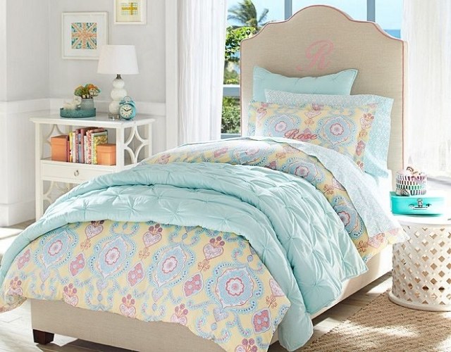 útulná-perina-obloha-modro-žltá-ozdoby-dekoratívna-detská postieľka