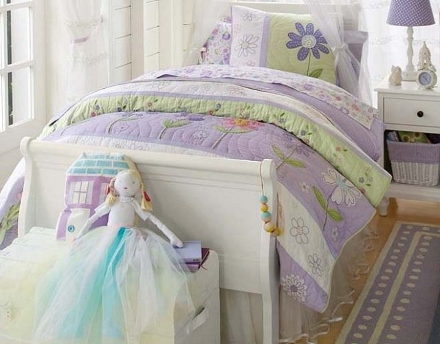 Mäkké textílie-páperie-diskrétne-vzorované-dievčatá-izba-drevená-posteľ-biela