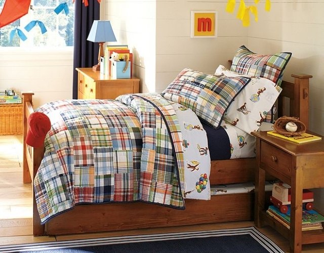 Prikrývka-patchwork-vzor-nápady-zariaďovanie-chlapčenskej izby-drevený nábytok