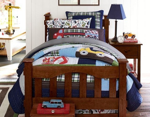 zariadenie detskej izby-nápady-drevená posteľ-perina-chlapec-nákladný automobil-žeriav-auto-aplikácie