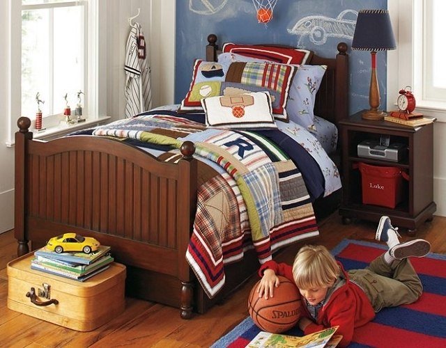 nápady na bývanie-detská izba-tapeta-tabuľa-vzhľad-detská postieľka-drevené doplnky