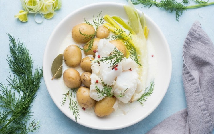 Recept na tresku pošírované zemiaky z póru a mlieka s nízkym obsahom kalórií