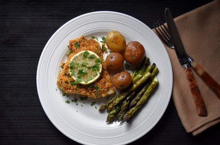 Príprava receptov s treskou v rúre, gratinovanou petržlenovou vňaťou, strúhankou oregano