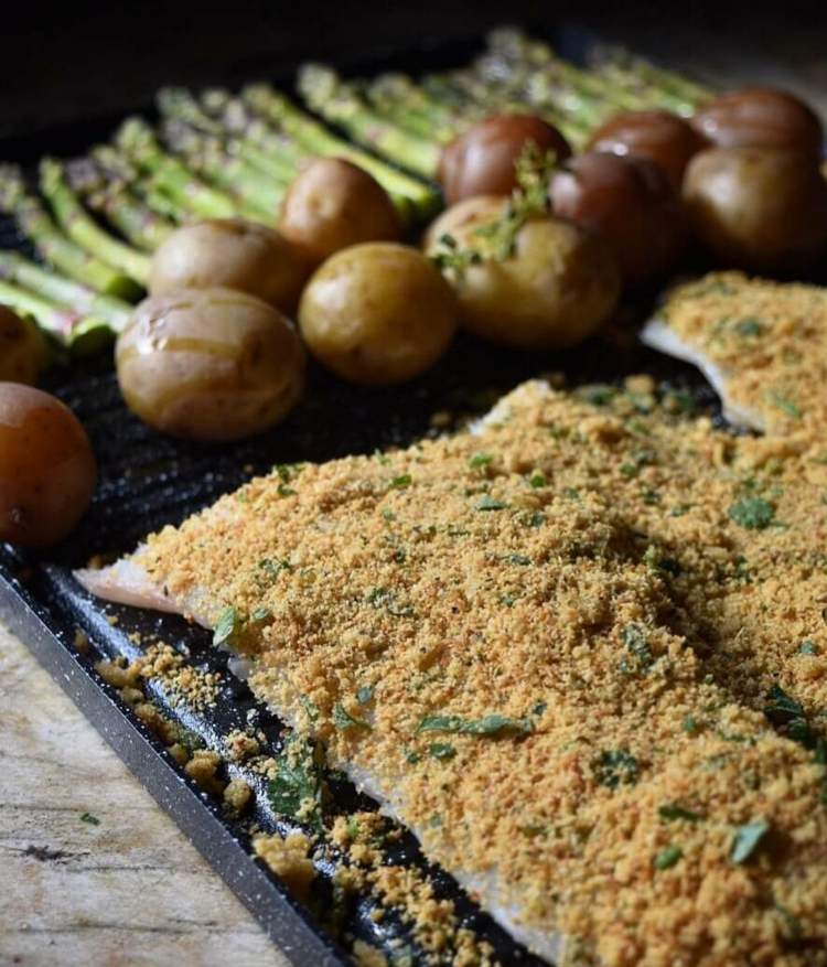 Pečená treska recept strúhanka kôra zemiaky špargľa