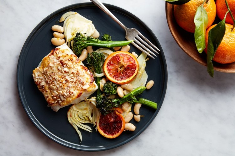 Vyprážaná treska panvica mandľová kôra fenikel krvavý pomaranč