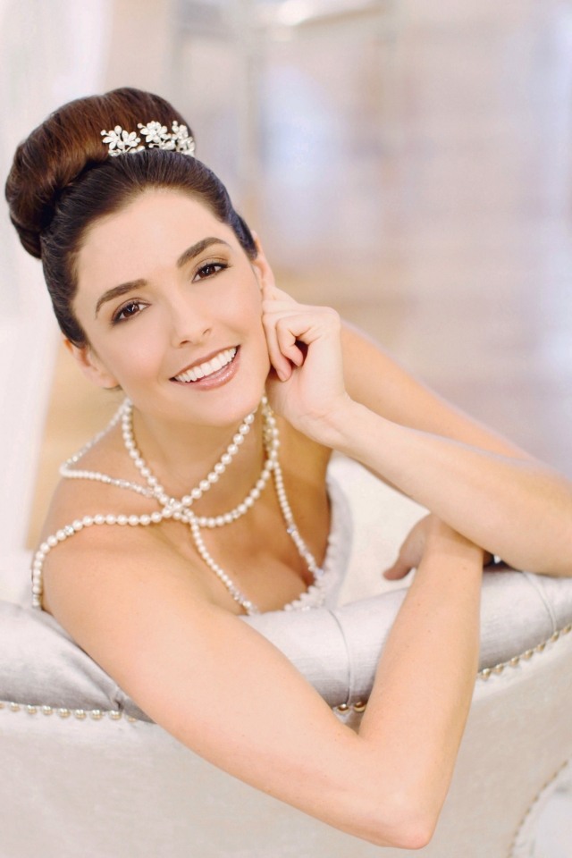 Klasický a veľmi elegantný účes Chantille-vlasy-drdol-svadobné-účesy-dlhé vlasy