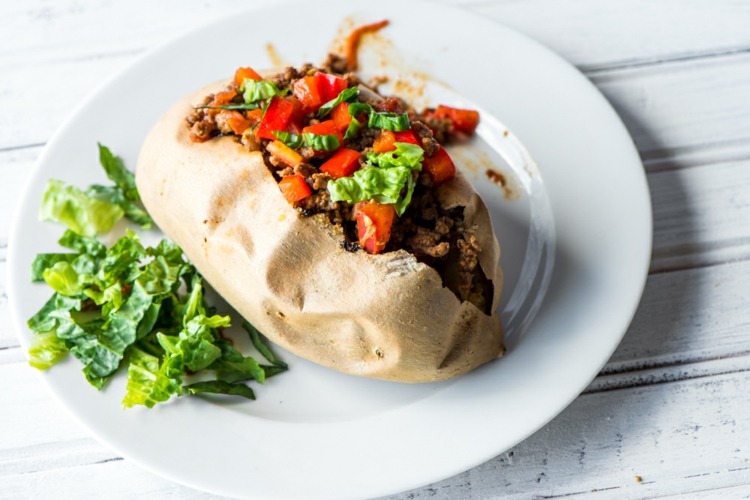 Recepty na intoleranciu na fruktózu - zemiakové taco s mletým mäsom a šalátom