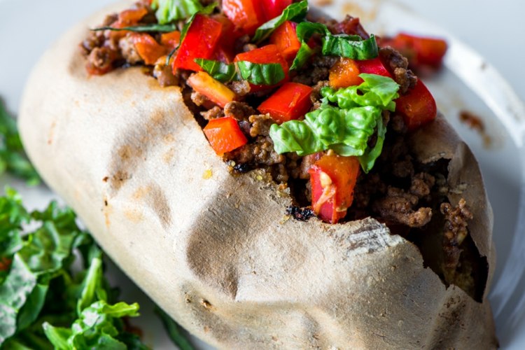 Recepty na intoleranciu na fruktózu - mleté hovädzie mäso a paradajky v pečených zemiakoch