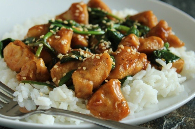 Recept na intoleranciu fruktózy s kuracími prsiami so sezamom, špenátom a ryžou