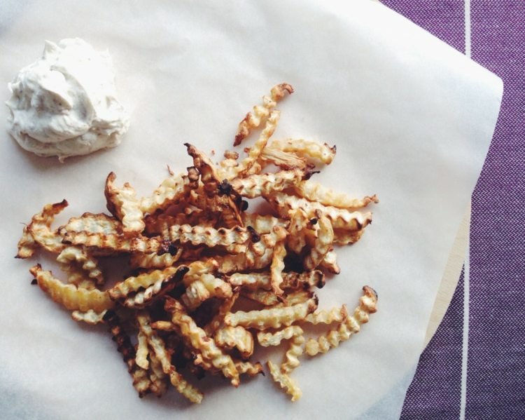 Zelerové hranolky s jogurtovým dipom - jedlo so zdravou zeleninou pre tých, ktorí majú intoleranciu na fruktózu