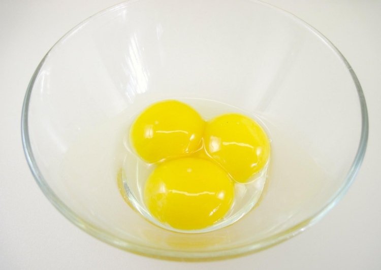 Pleťová maska vyrobená z vaječného žĺtka a teplého rastlinného oleja pleťové masky-urob si sám-proti-suchej pokožke-žĺtko-rastlinný olej