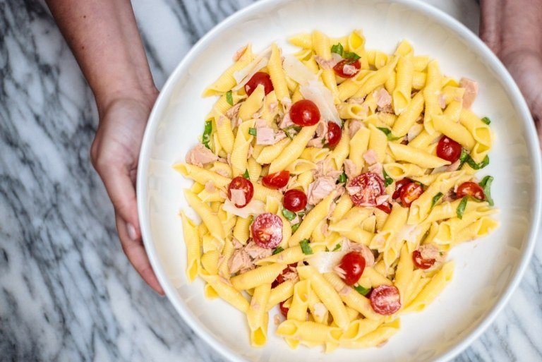 Lahodné cestoviny s paradajkami, tuniakom a parmezánom ako letné jedlo