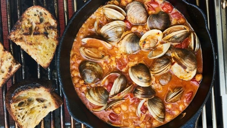 Varenie cíceru, mušlí a paradajok v omáčke z piva