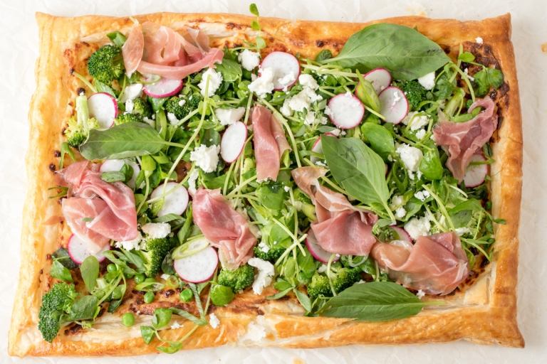 Lístkové cesto so zeleninou a prosciuttom pripravte ako letný recept v rúre