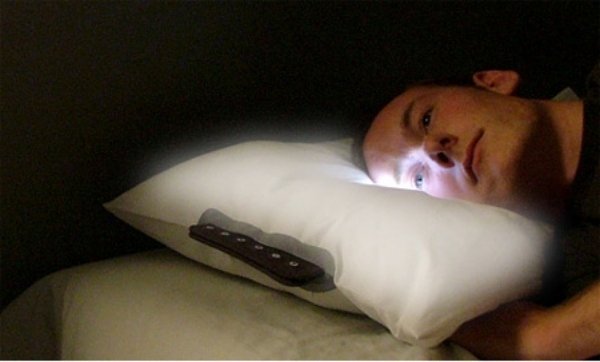 Spite pokojne s budíkom pod hlavou vankúš-budík-kreatívne-technológie-riešenia