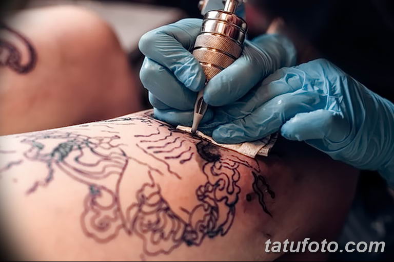 Fotografija problematičnog područja za tetoviranje - teladi i gležnjevi