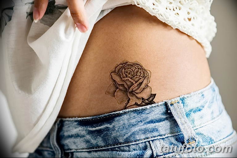 Fotografija problematičnog područja za tetoviranje - pupak