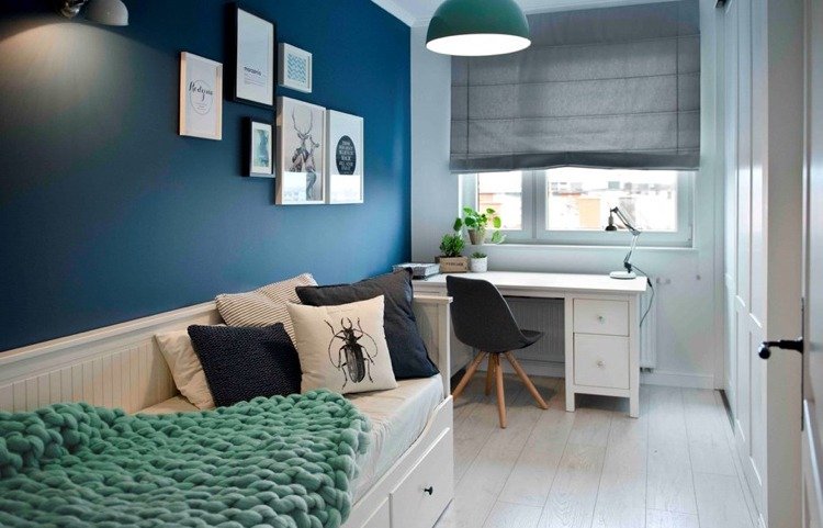 Detská izba 9 m2 úzke obdĺžnikové skladacie rolety kobaltovo modrá farba steny biely nábytok