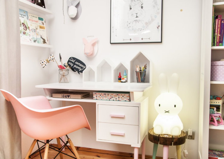malá detská izba pre stolný stôl pre dievčatá cez okno