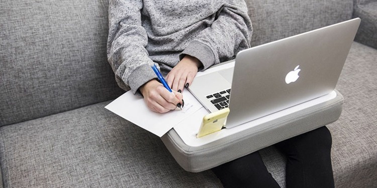 Stôl na notebook - Pohodlný vankúš s drážkami pre smartfón Domáca kancelária-nábytok-mobilný-pracovný stôl-sedačka-surfer-vankúš-pohodlné-sivé-wess