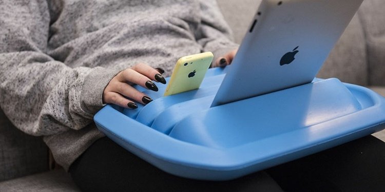 Modrý vankúš na notebook s moderným dizajnom Nábytok do domácej kancelárie-Lappy-tablet-vankúš-prenosný-pracovný stôl-modrý-moderný-pohodlný-dizajn